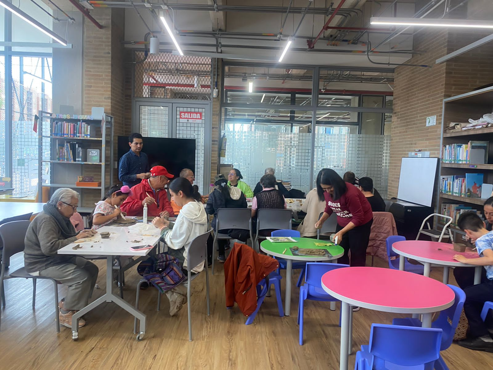 Personas mayores participando en club de lectura en la biblioteca