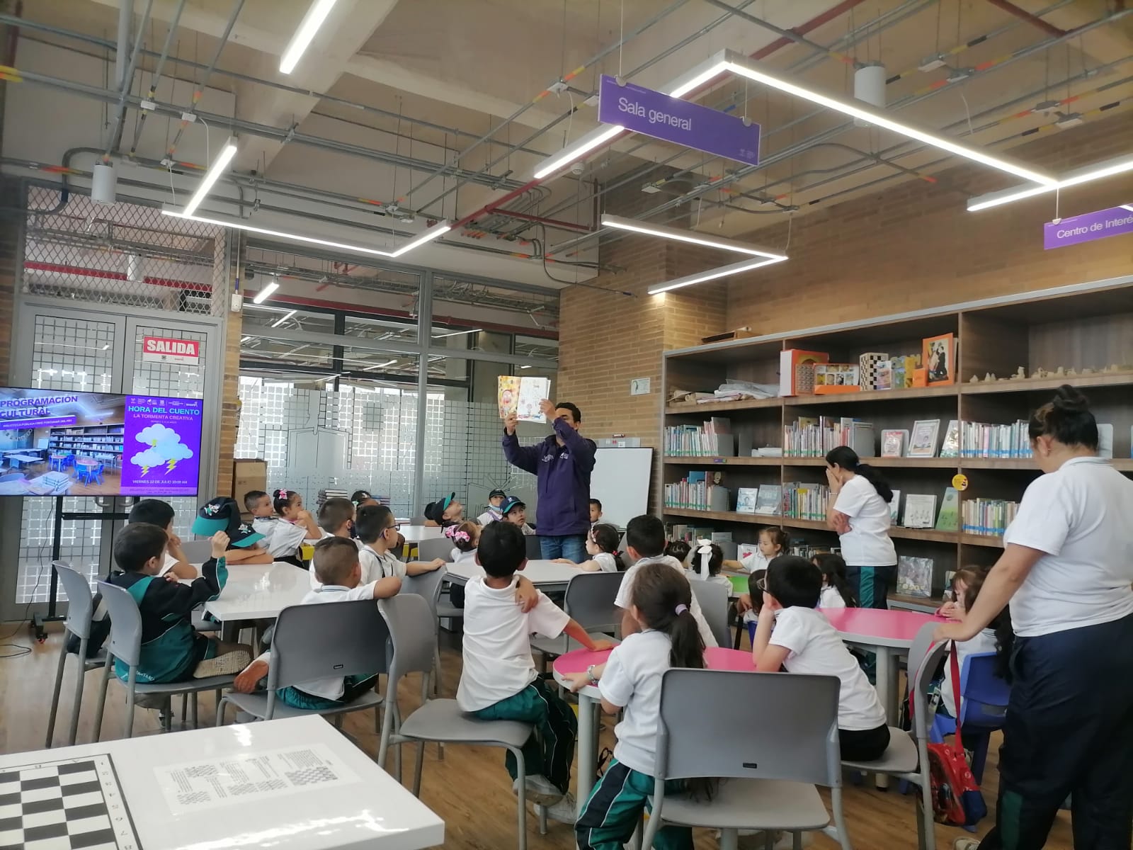 Infancias participando en experiencias lúdicas en la biblioteca