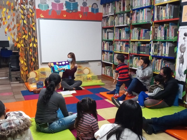 Niños escuchando lecturas