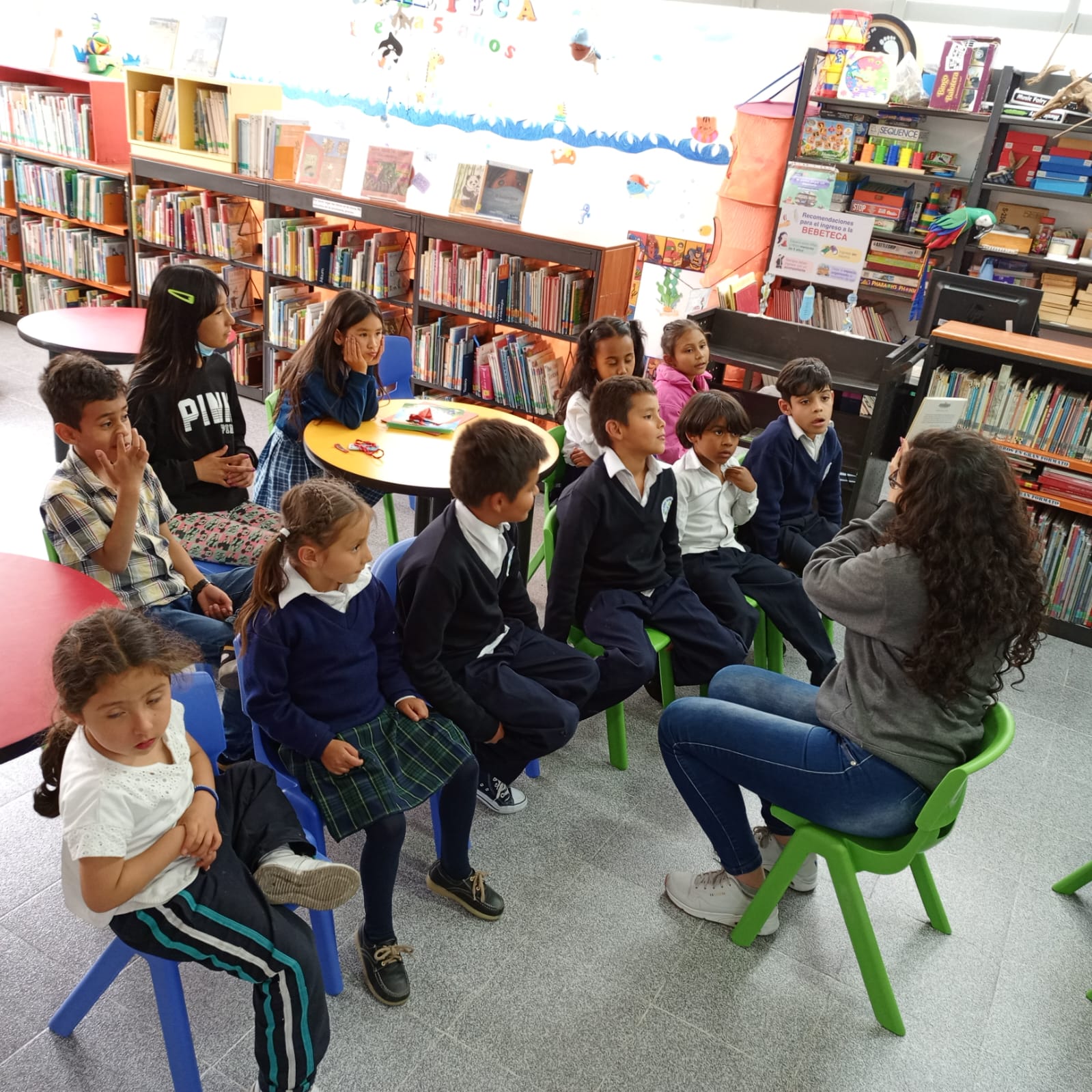 Participantes de la hora del cuento de la biblioteca