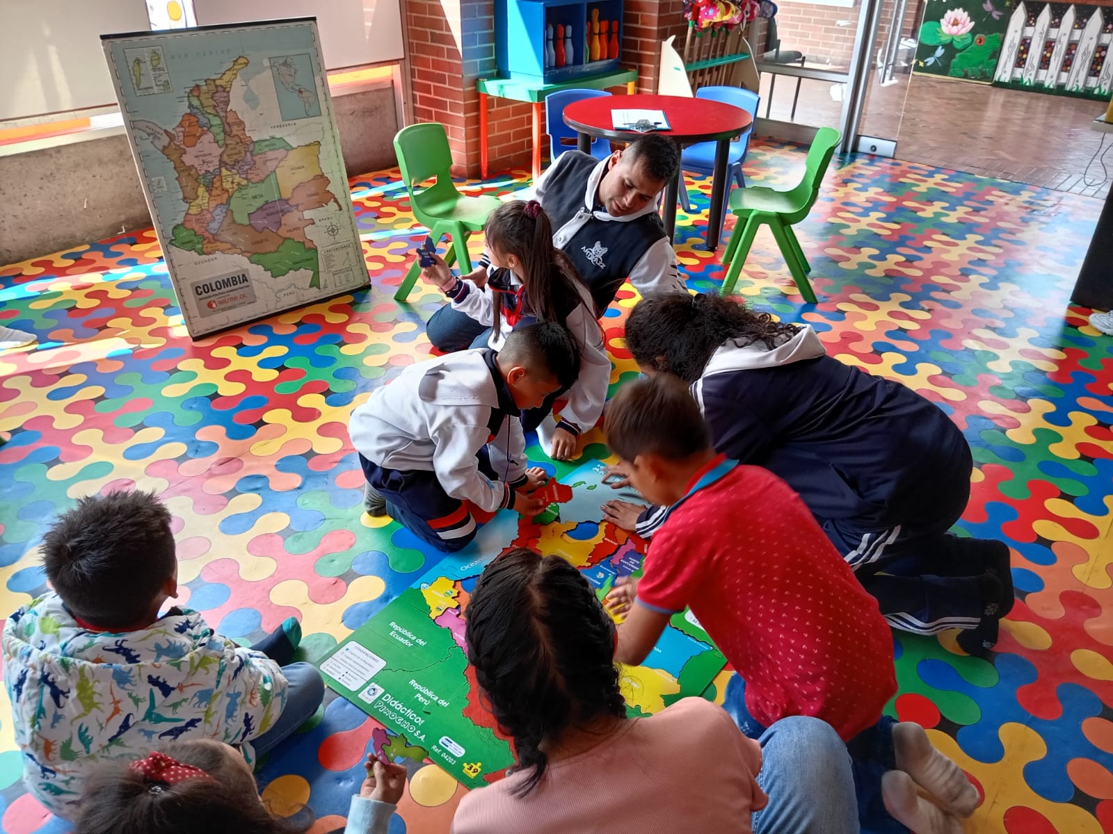 Infancias participando en experiencias lúdicas en la biblioteca