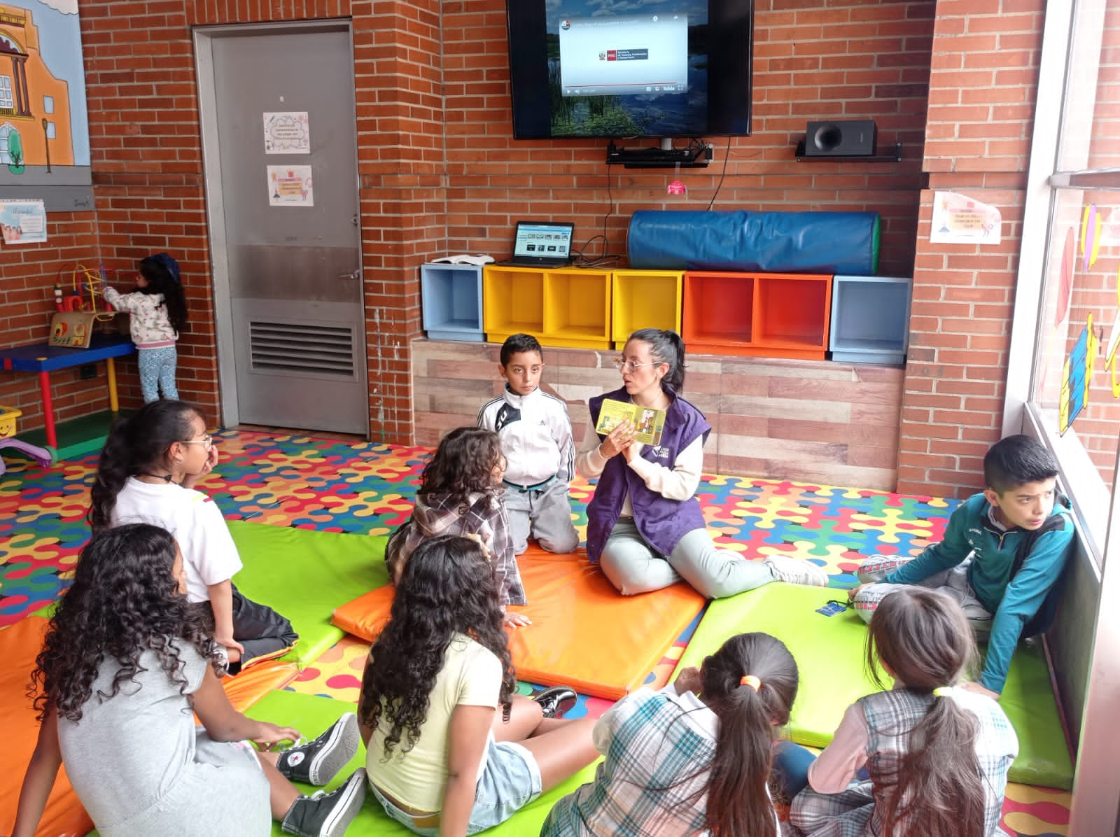 Infancia participando en experiencias lúdicas en la biblioteca