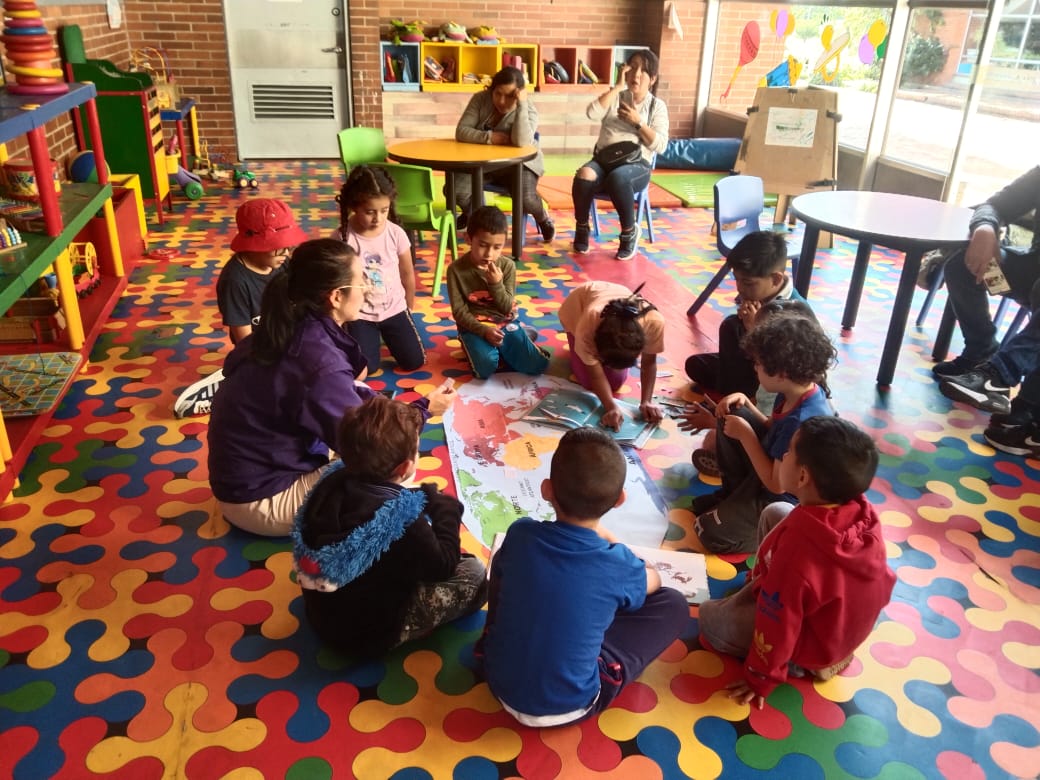 Infancia en la sala infantil de la biblioteca disfrutando de experiencias lúdicas