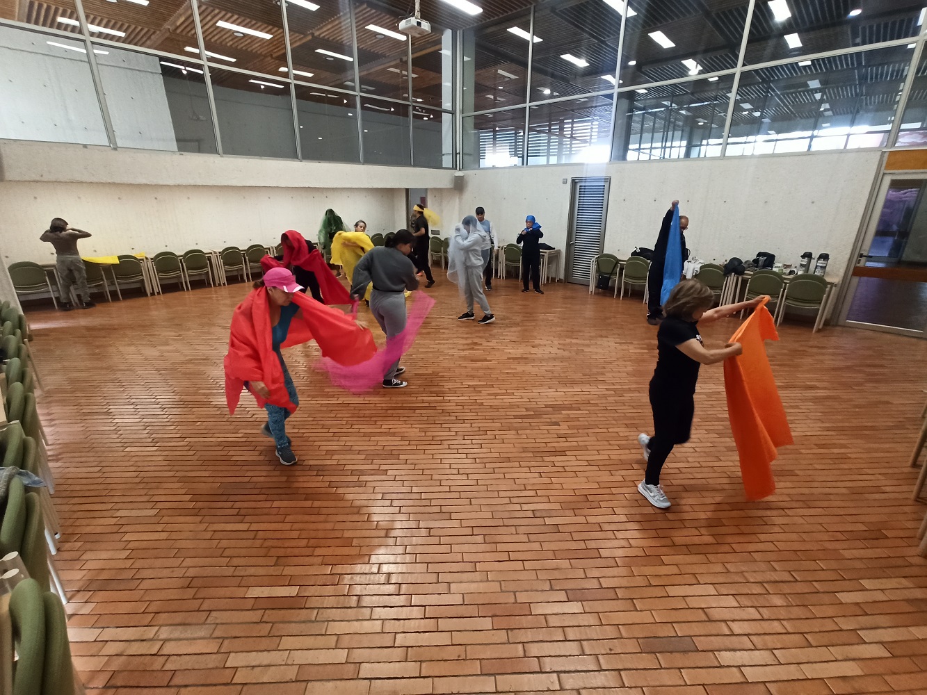 Adultos participando de actividad en la biblioteca