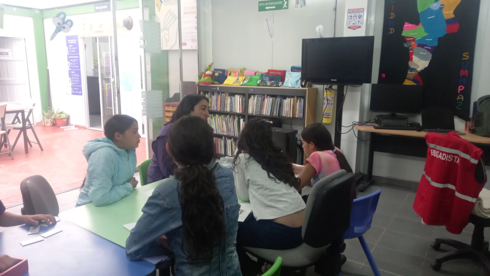 grupo de chicas adolescentes hablando con una profesora