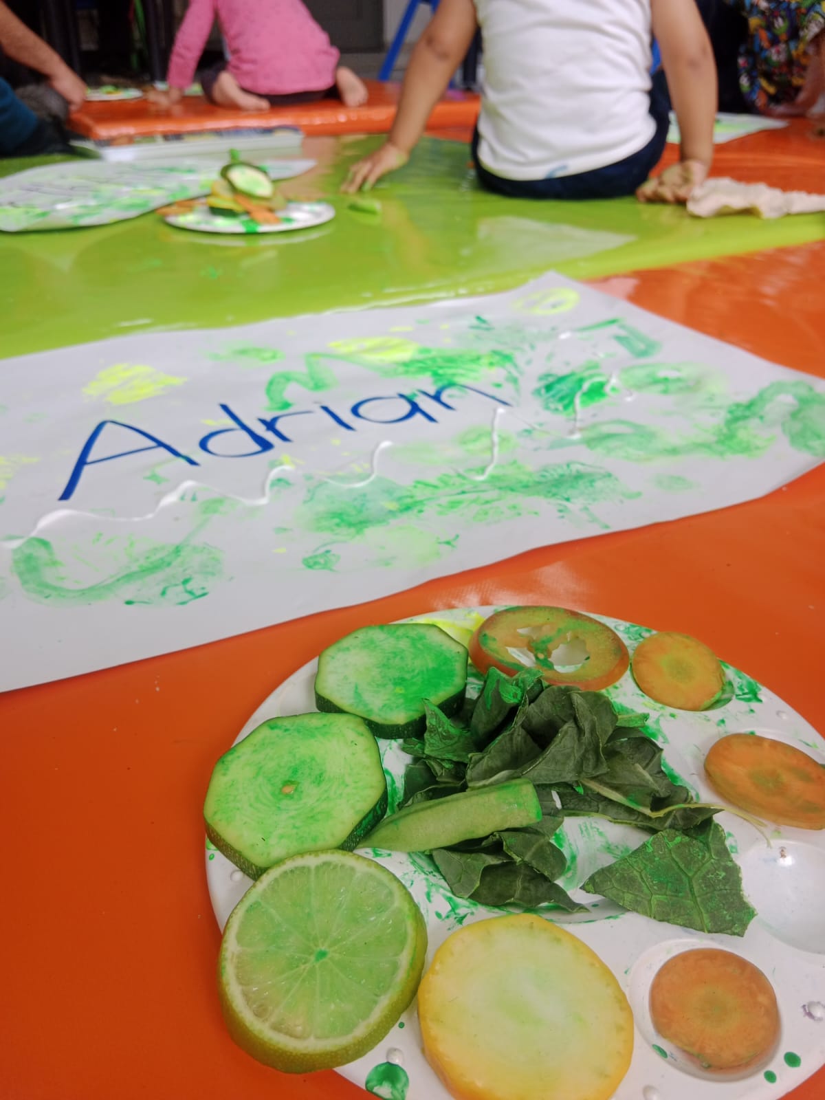 niños dibujando y pintando tomate, pepinos y pintura