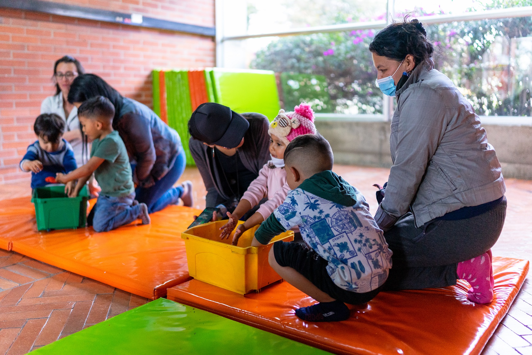 niños jugando junto a sus padres