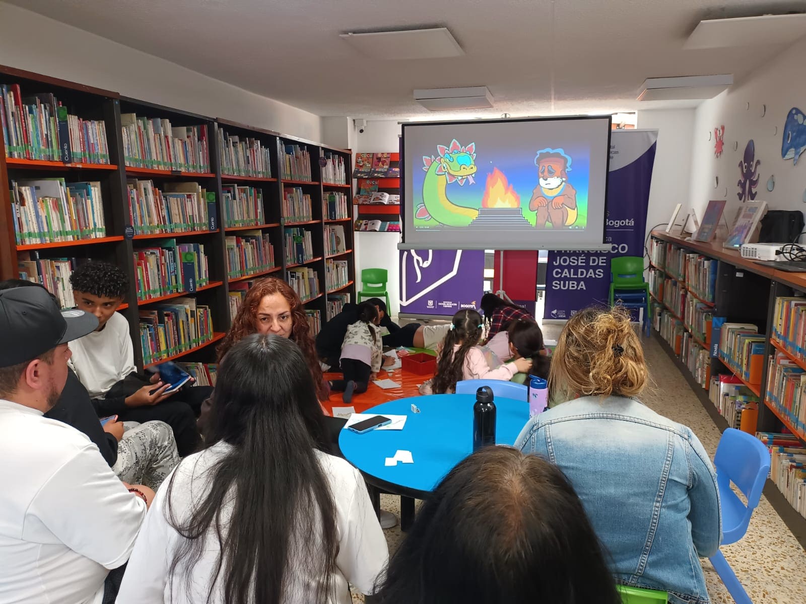 grupo de adultos y niños viendo una película