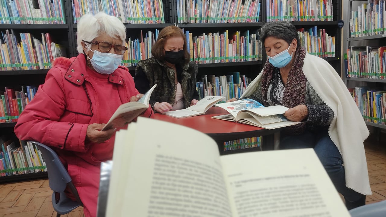 adultos mayores participando de actividad en la biblioteca