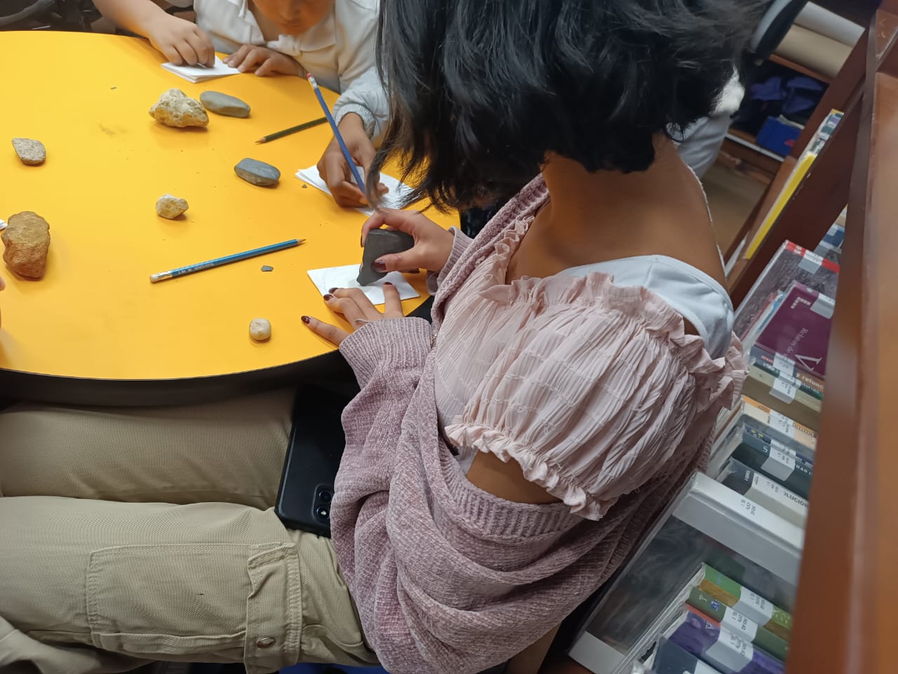 Niña participando de espacio creativo en la biblioteca