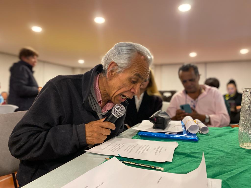 Persona participando en el Laboratorio de escritura en la biblioteca