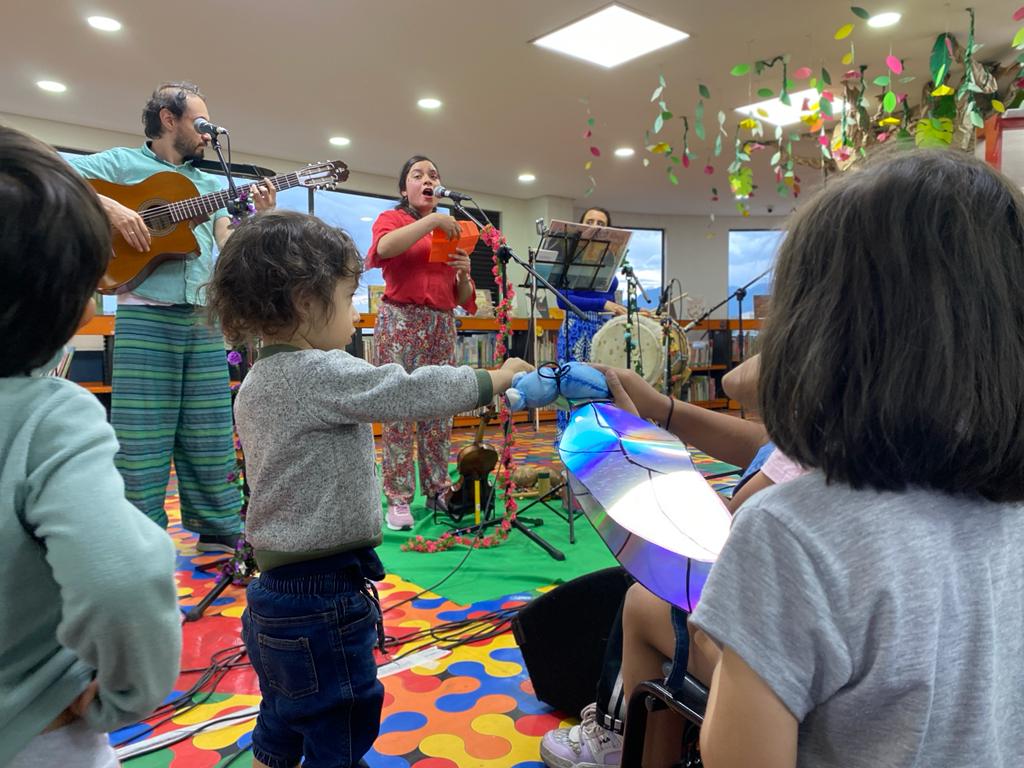 Niños y niñas participando de actividad en la biblioteca