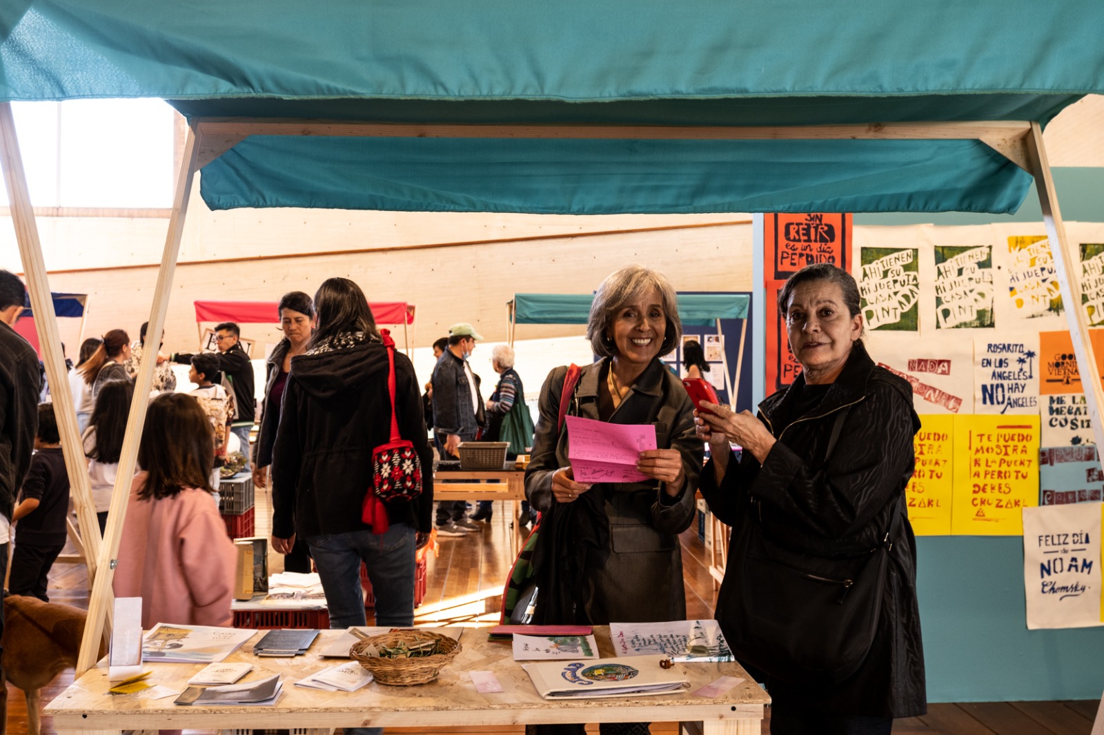 Personas participando en feria de la biblioteca