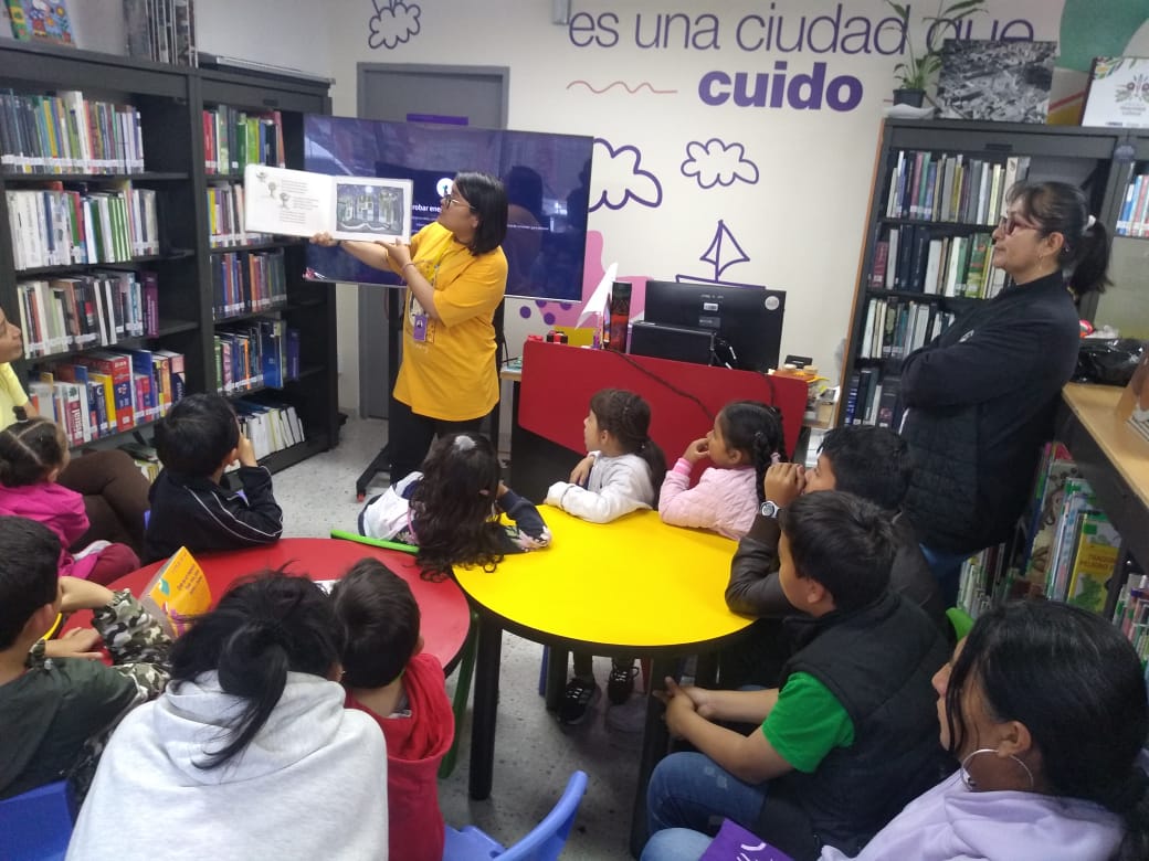 Niños y niñas escuchando una lectura