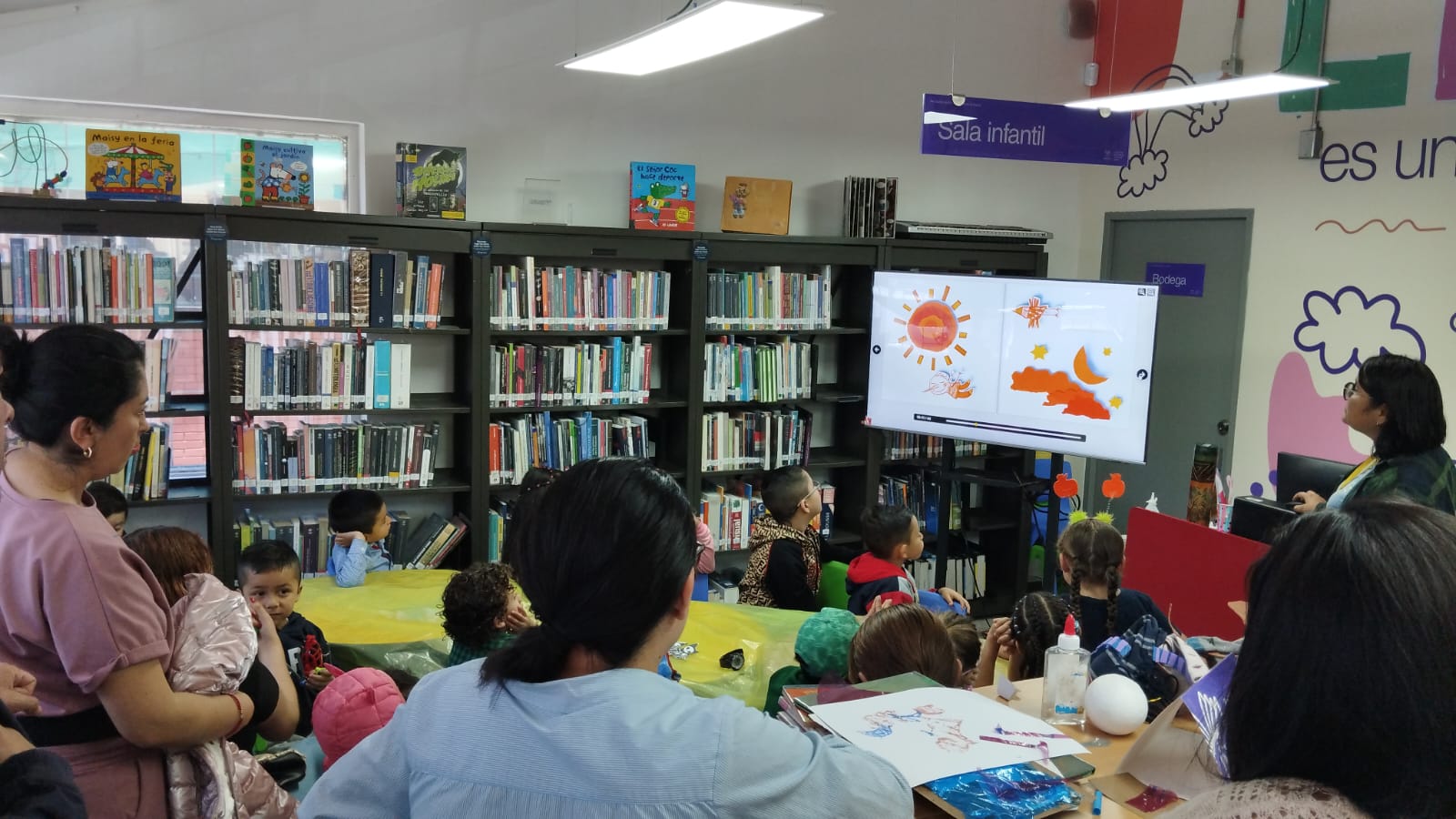 Niños y cuidadoras viendo una película