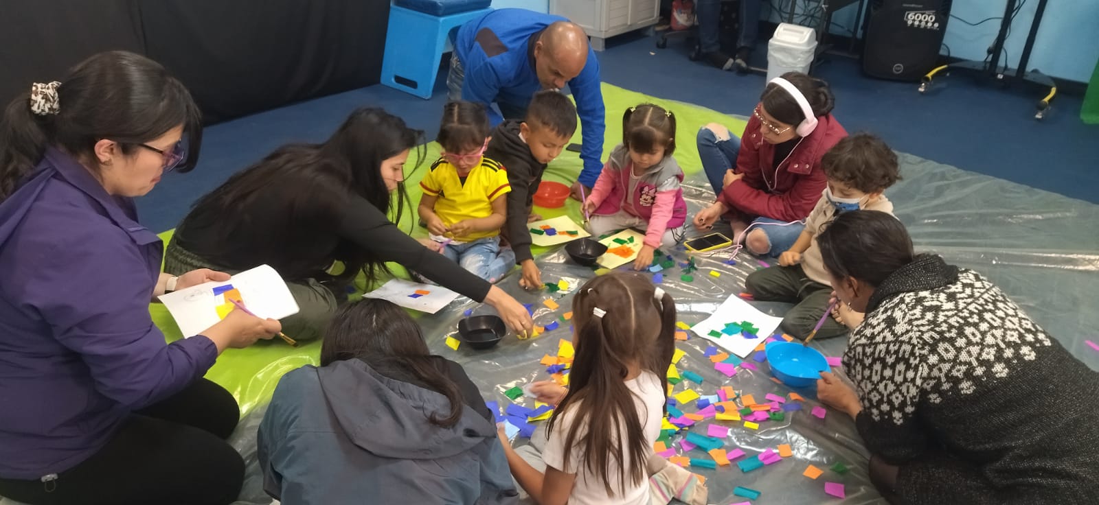 Bebés participando de actividades en la biblioteca