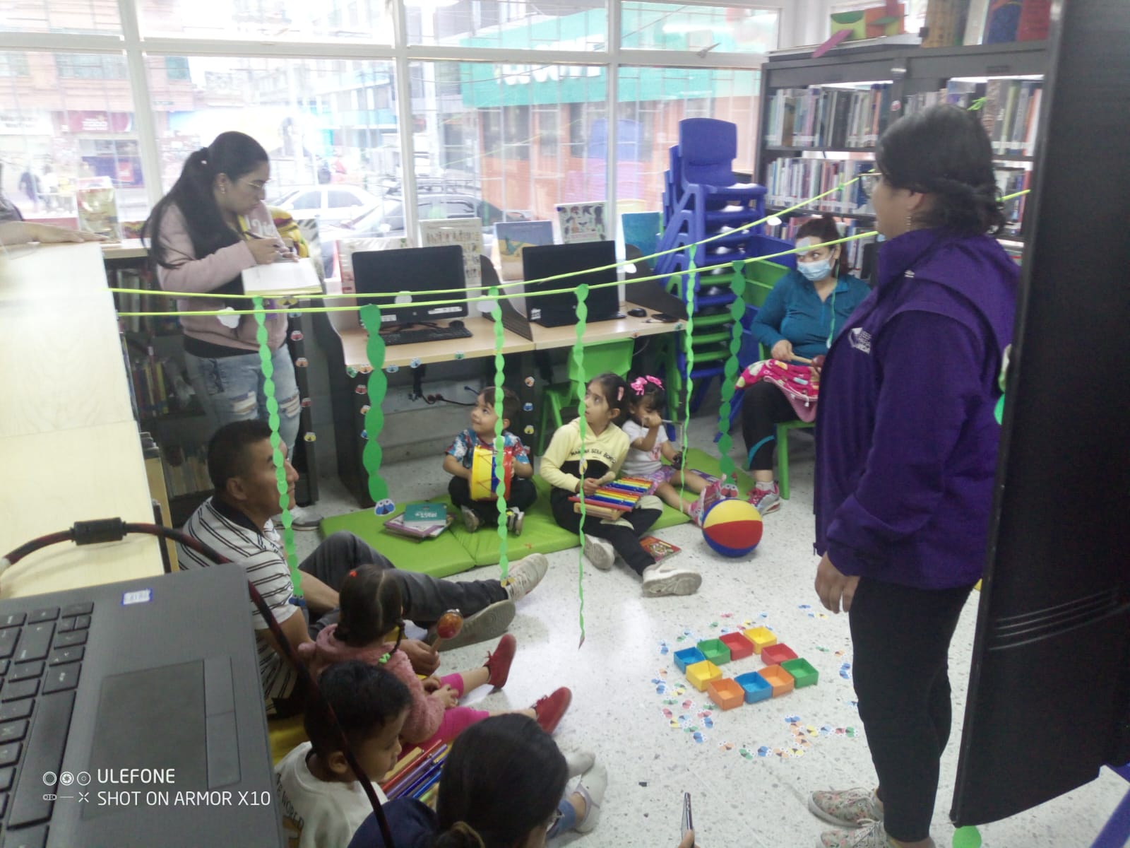 grupo de niñas y niños jugando con un hilo color verde