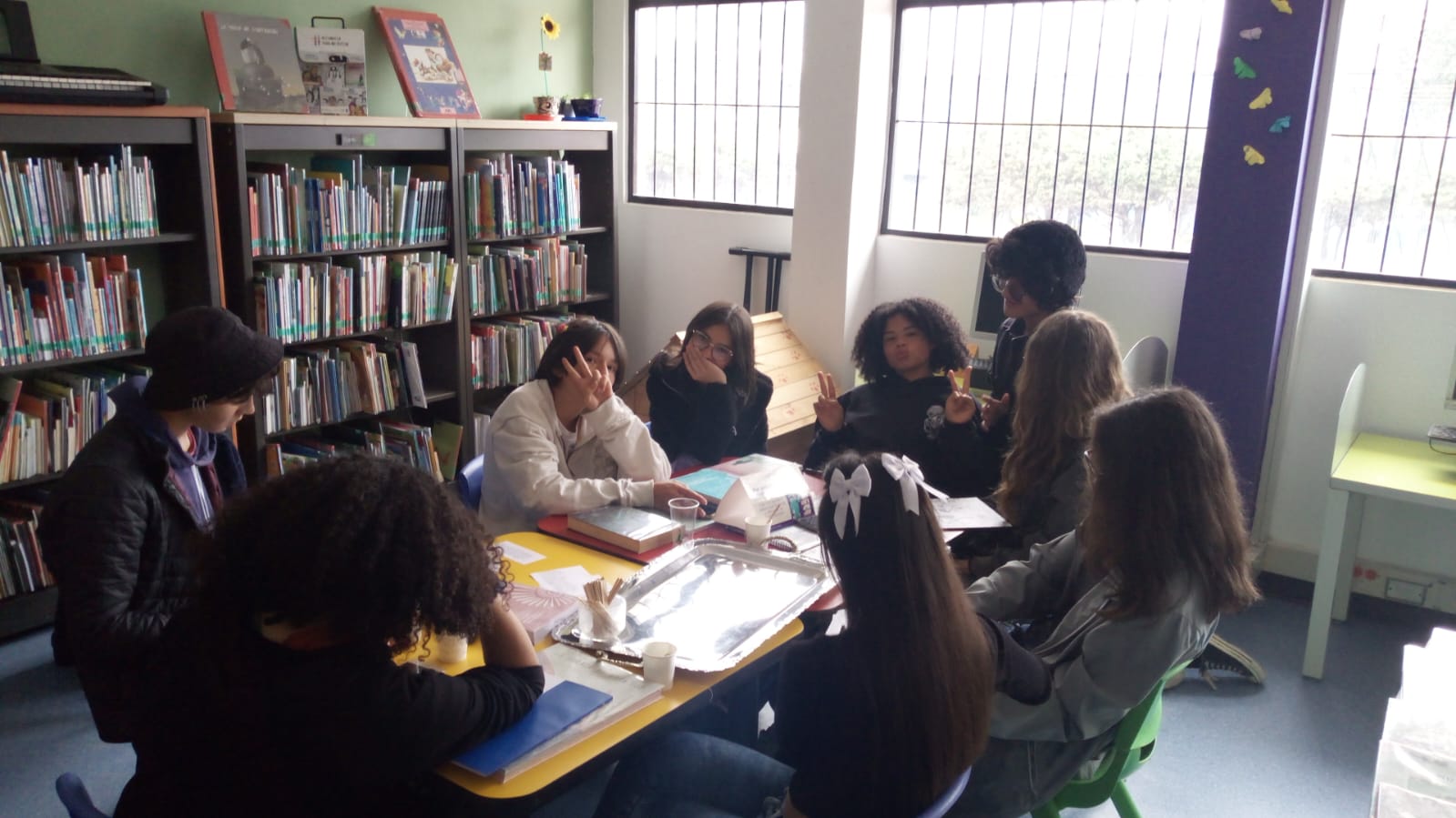 niñas y niños participando de actividades