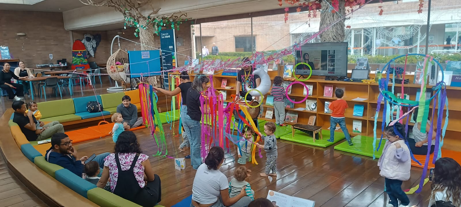 Niños y niñas participando de actividades