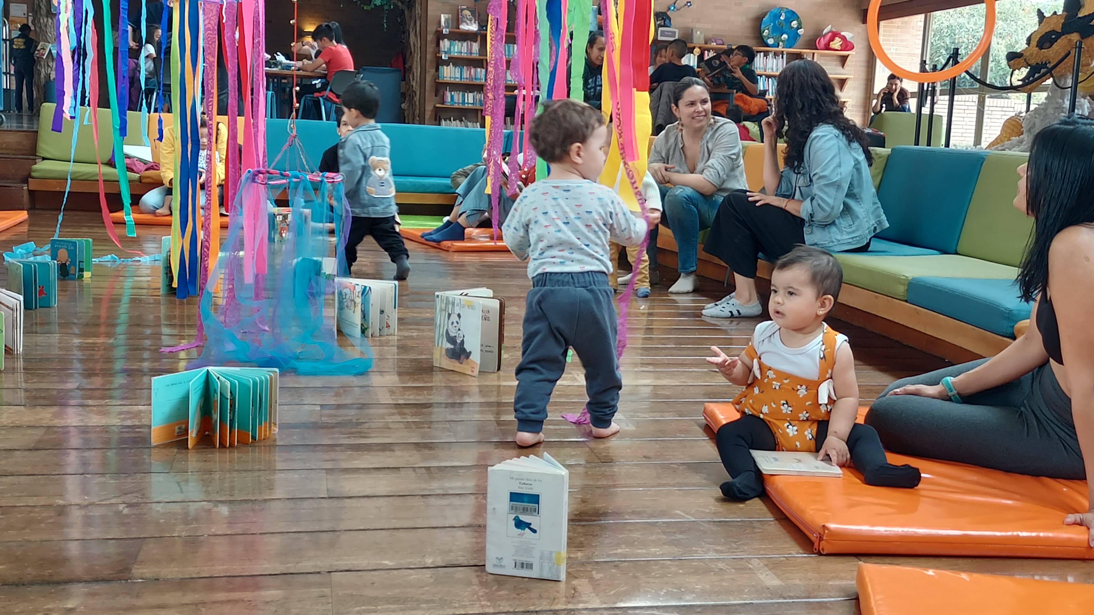 Bebés participando de actividad en la biblioteca