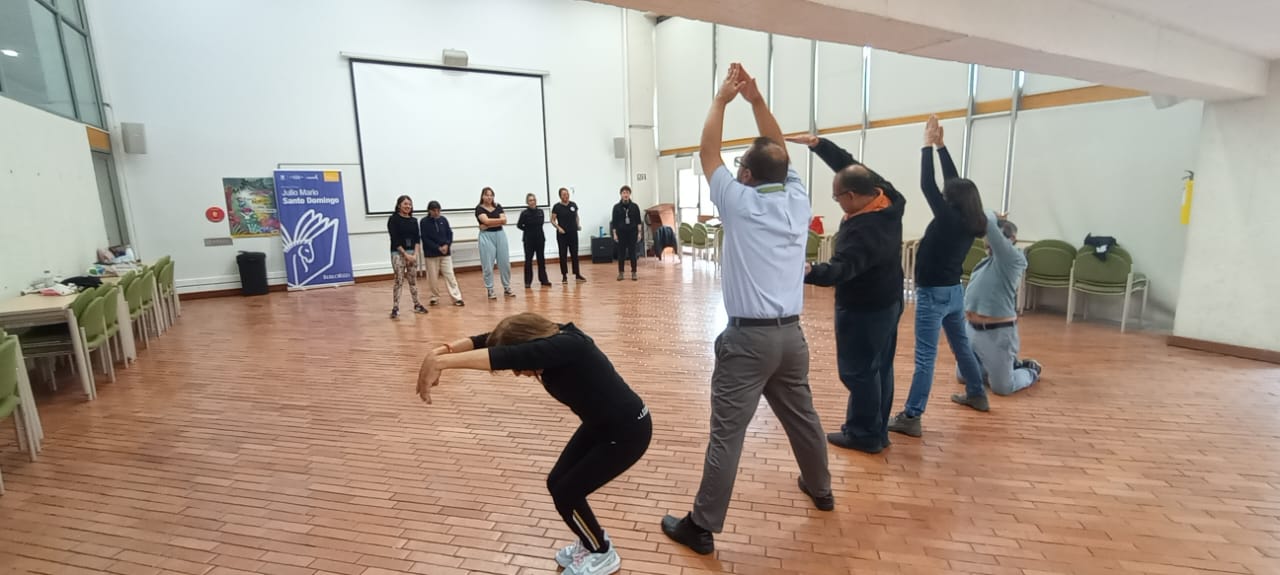 grupo de adultos en medio de un taller de actuación