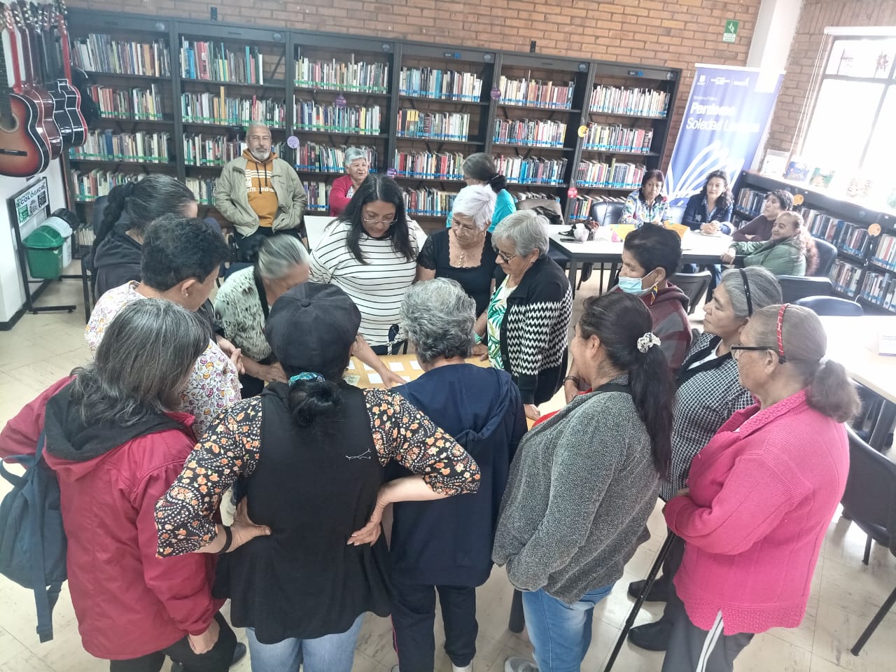 grupo de mujeres adultas mayores dialogando entre ellas