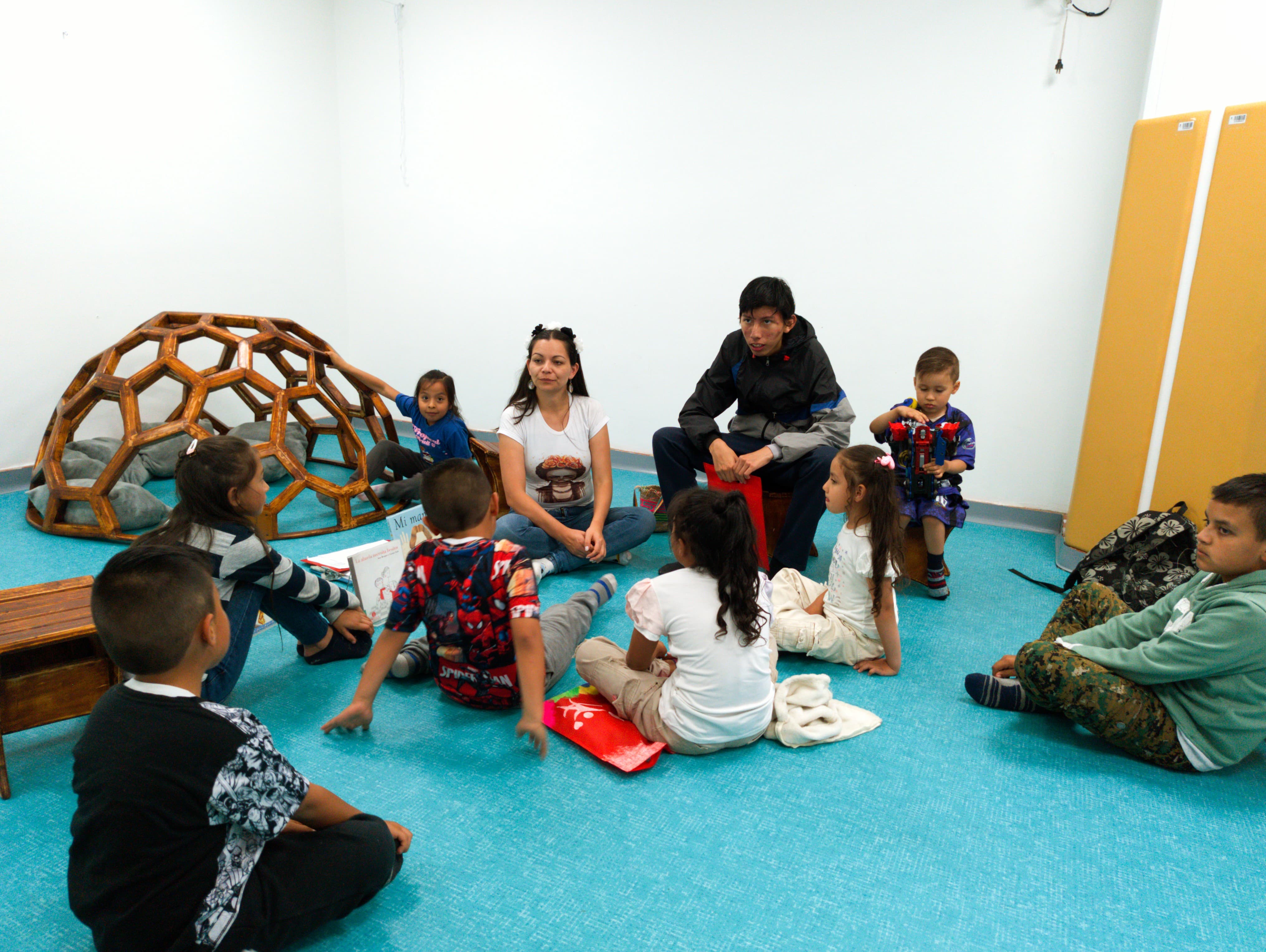 Infancias participando en el club de lectura infantil en la biblioteca