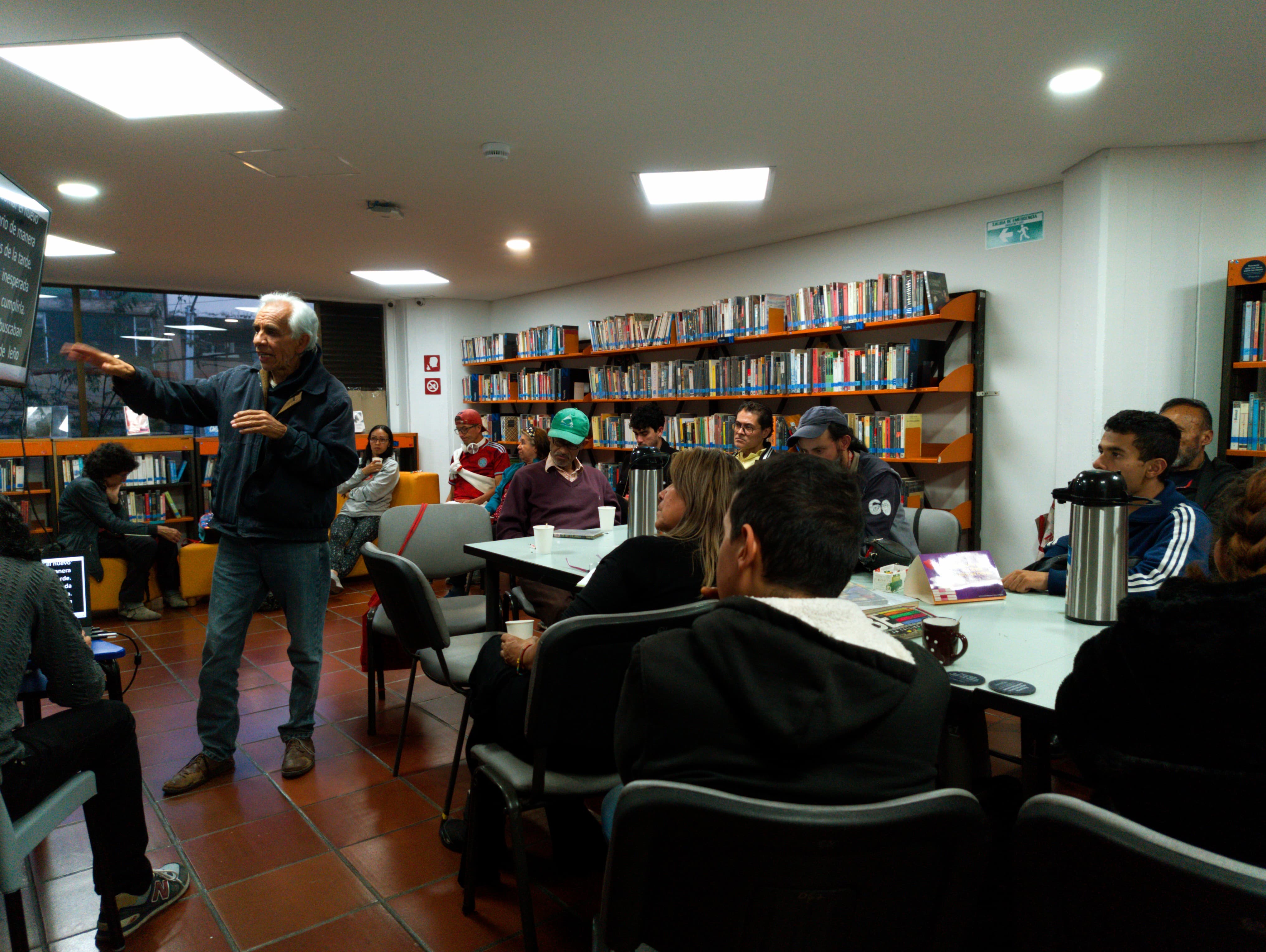 grupo de adultos en un conversatorio