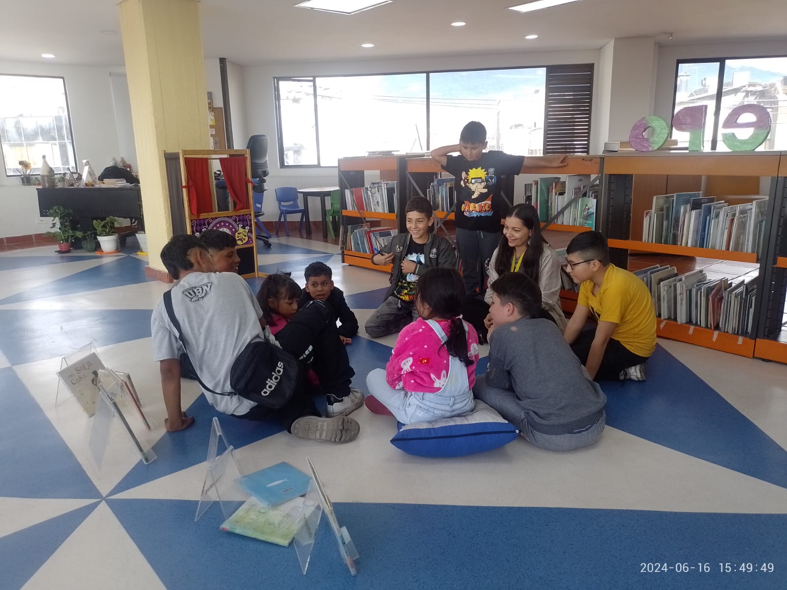 Niños escuchando una lectura