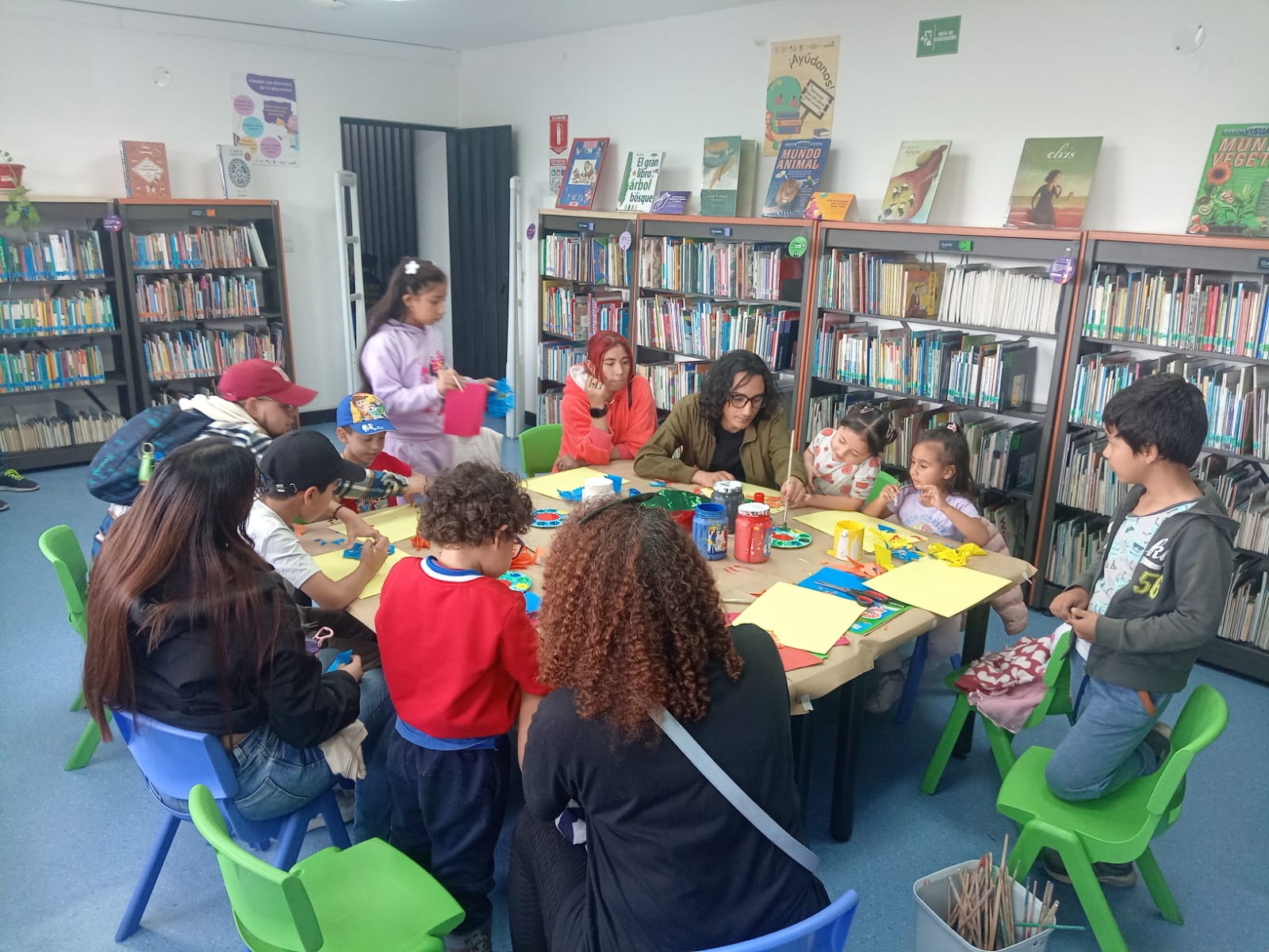 Niños y sus cuidadores en una mesa