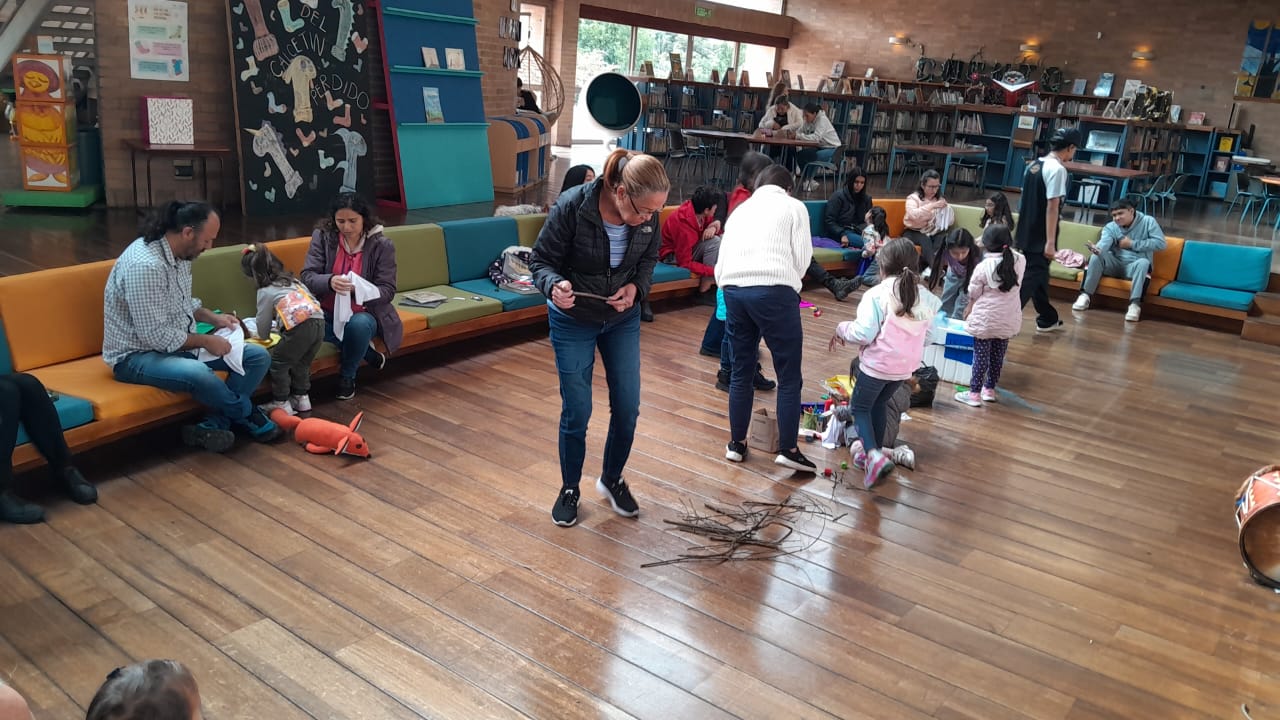 niños jugando junto a sus padres