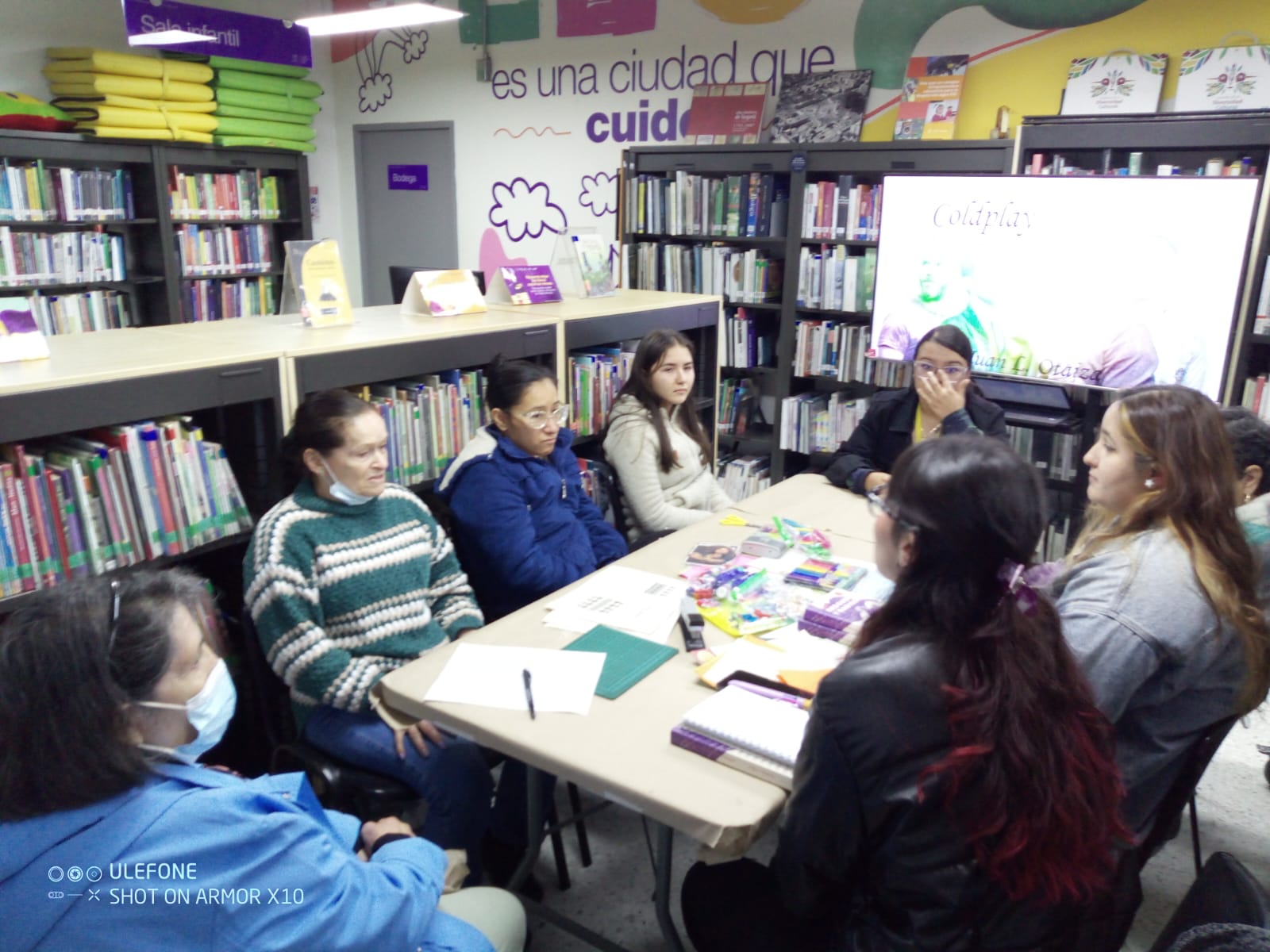 Adultos participando de actividad en la biblioteca