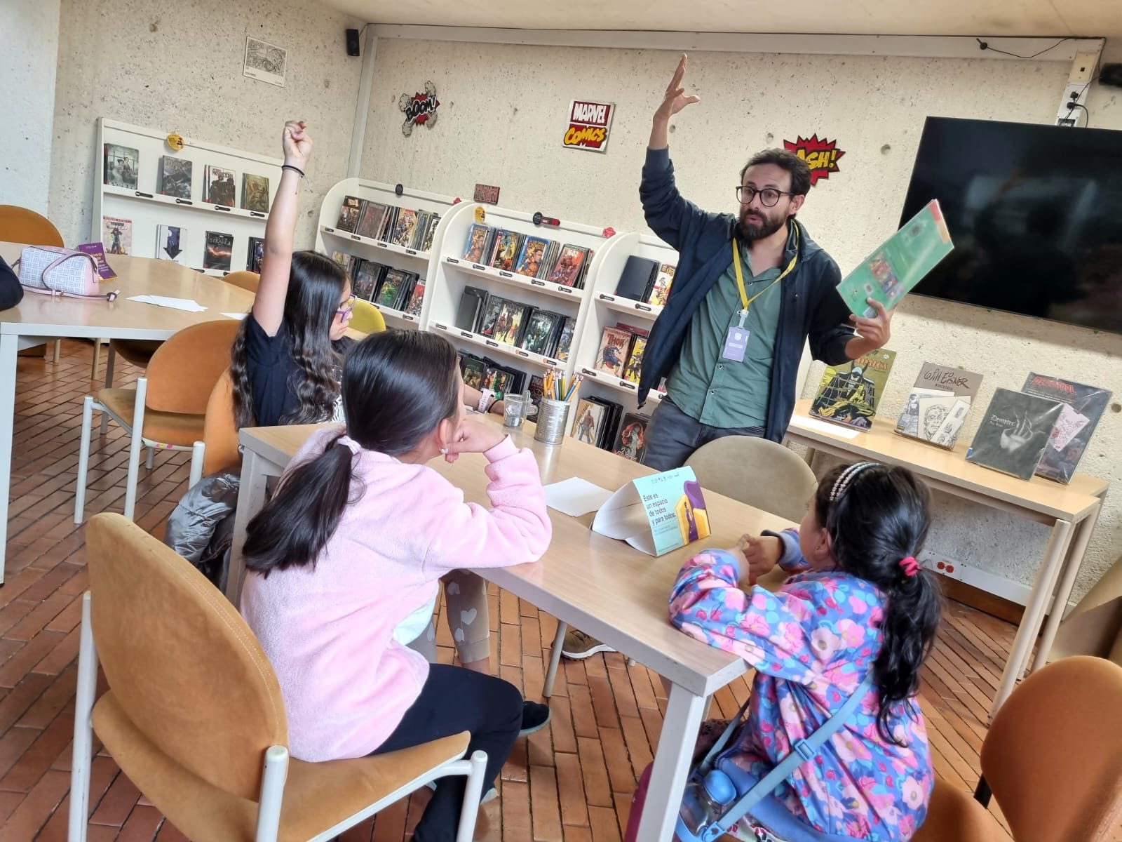 grupo de niñas hablando con su docente 