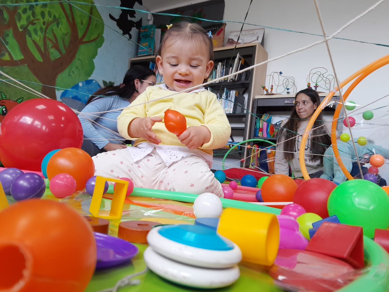 niña pequeña jugando