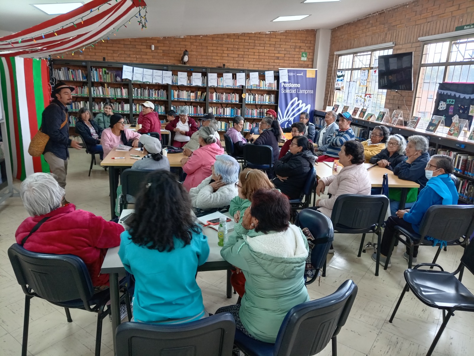 adultos participando en actividad de la biblioteca