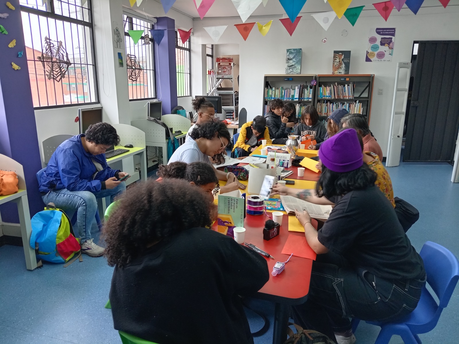 Personas asistiendo a club de lectura de la biblioteca