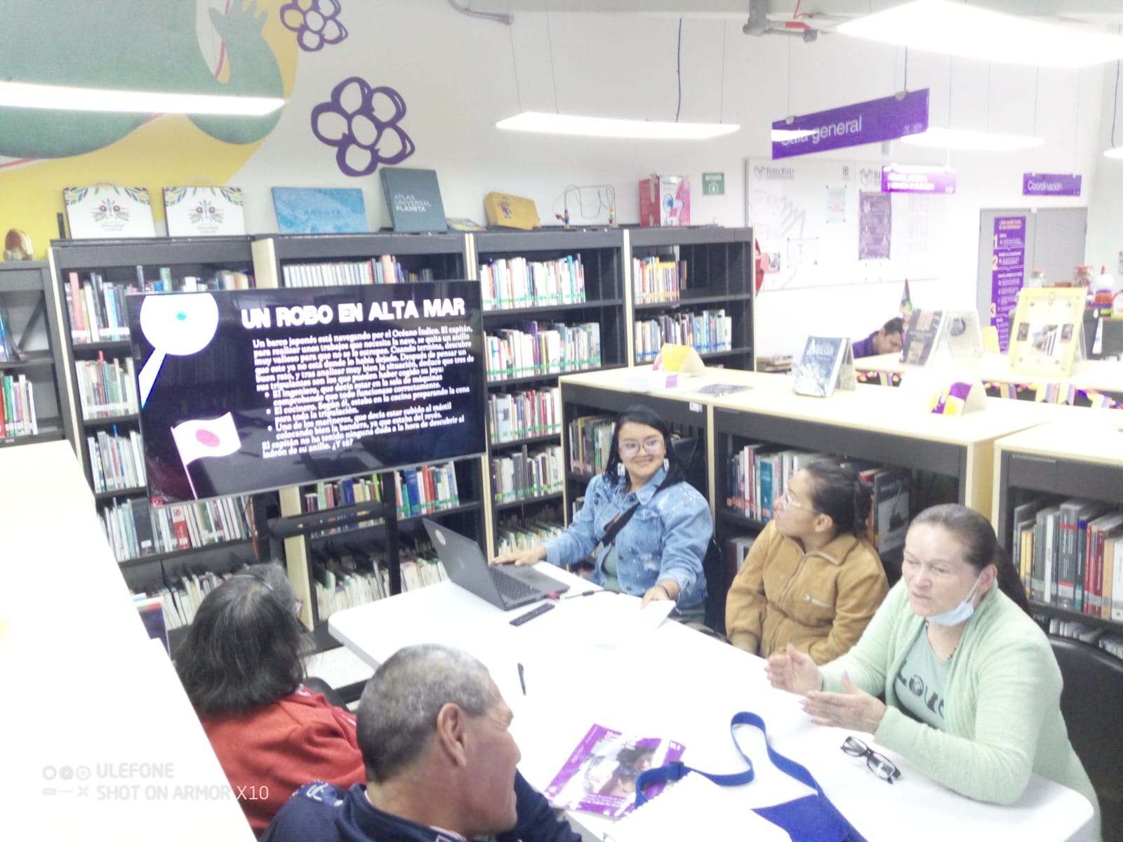 Usuarios participando en el club de lectura en la sala general de la biblioteca