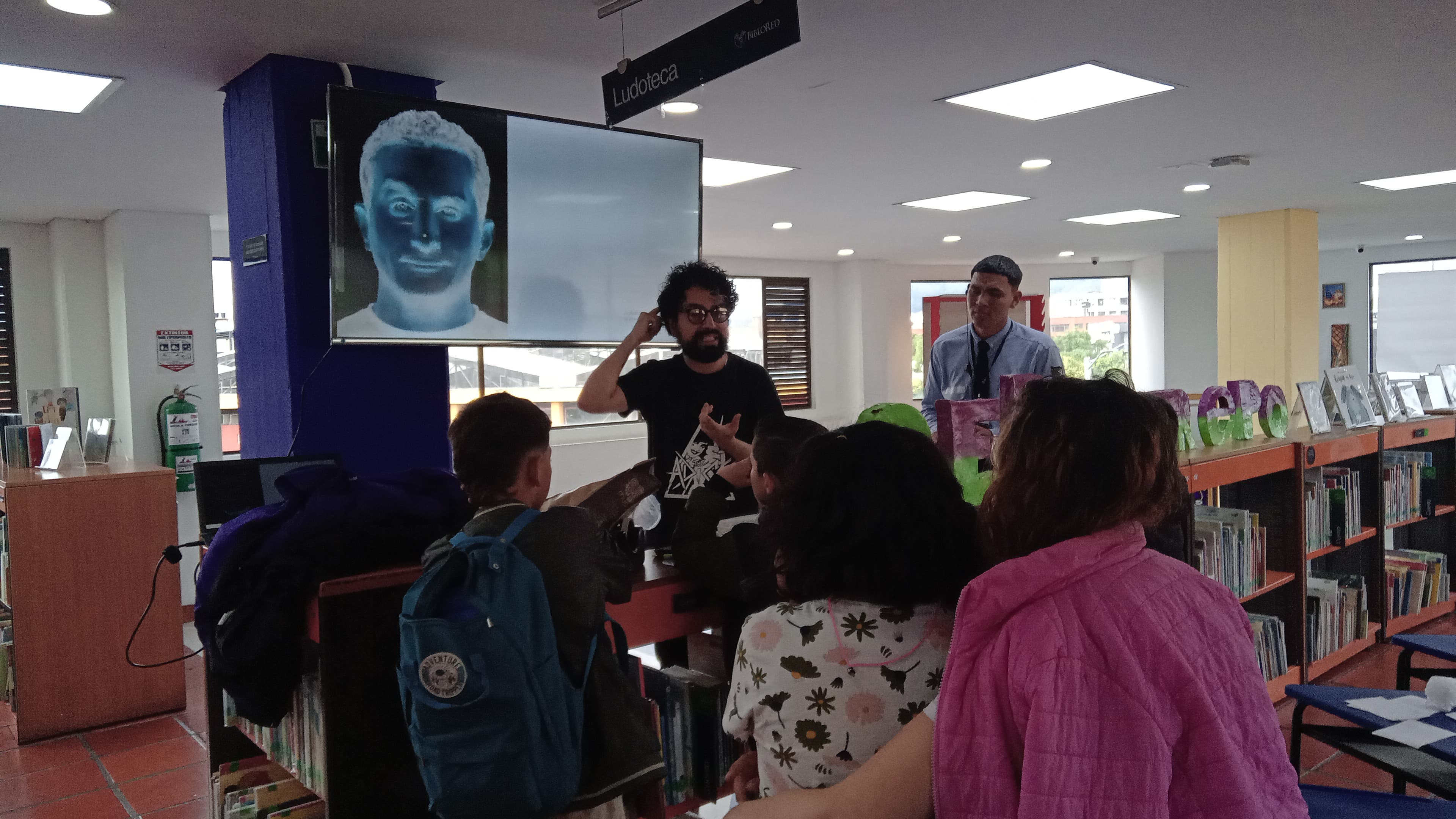 niñas y niños participan de actividad en la biblioteca