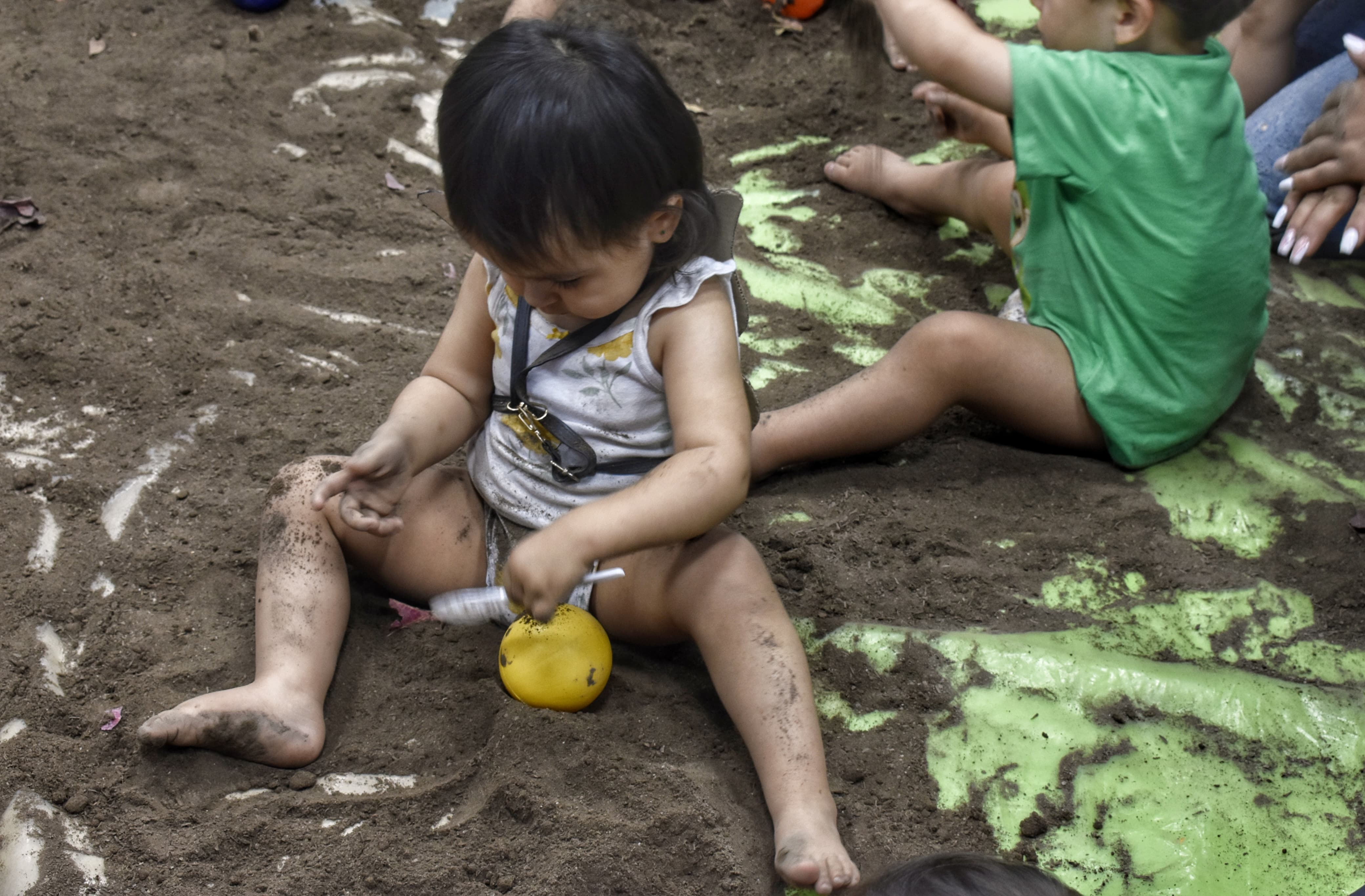 Bebé jugando con tierra