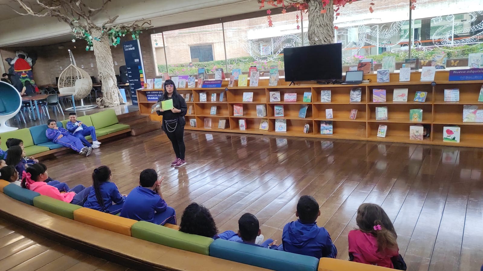 Niños y niñas escuchando una lectura en voz alta