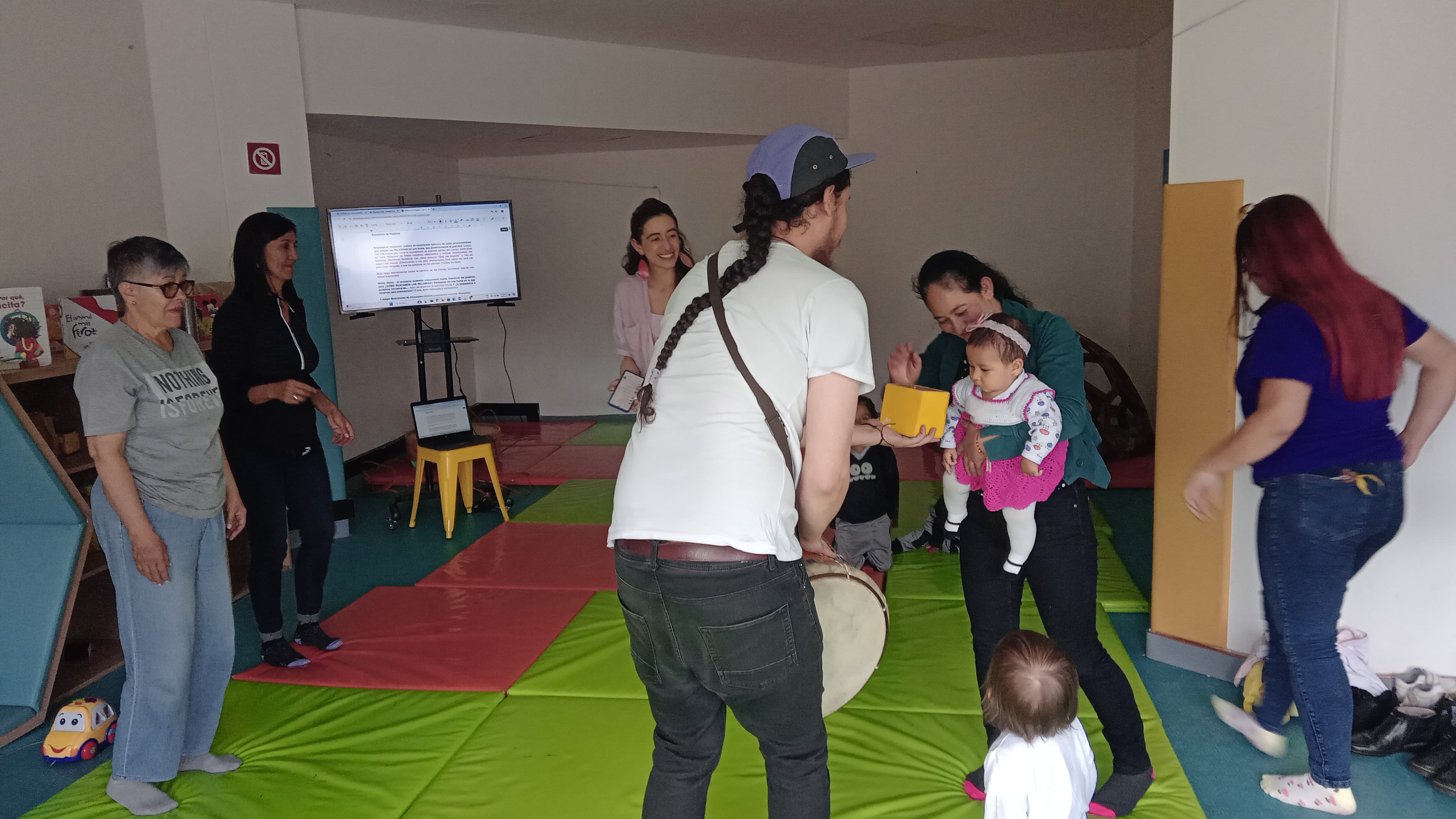 Cuidadores y sus bebés participando de experiencias lúdicas en la biblioteca