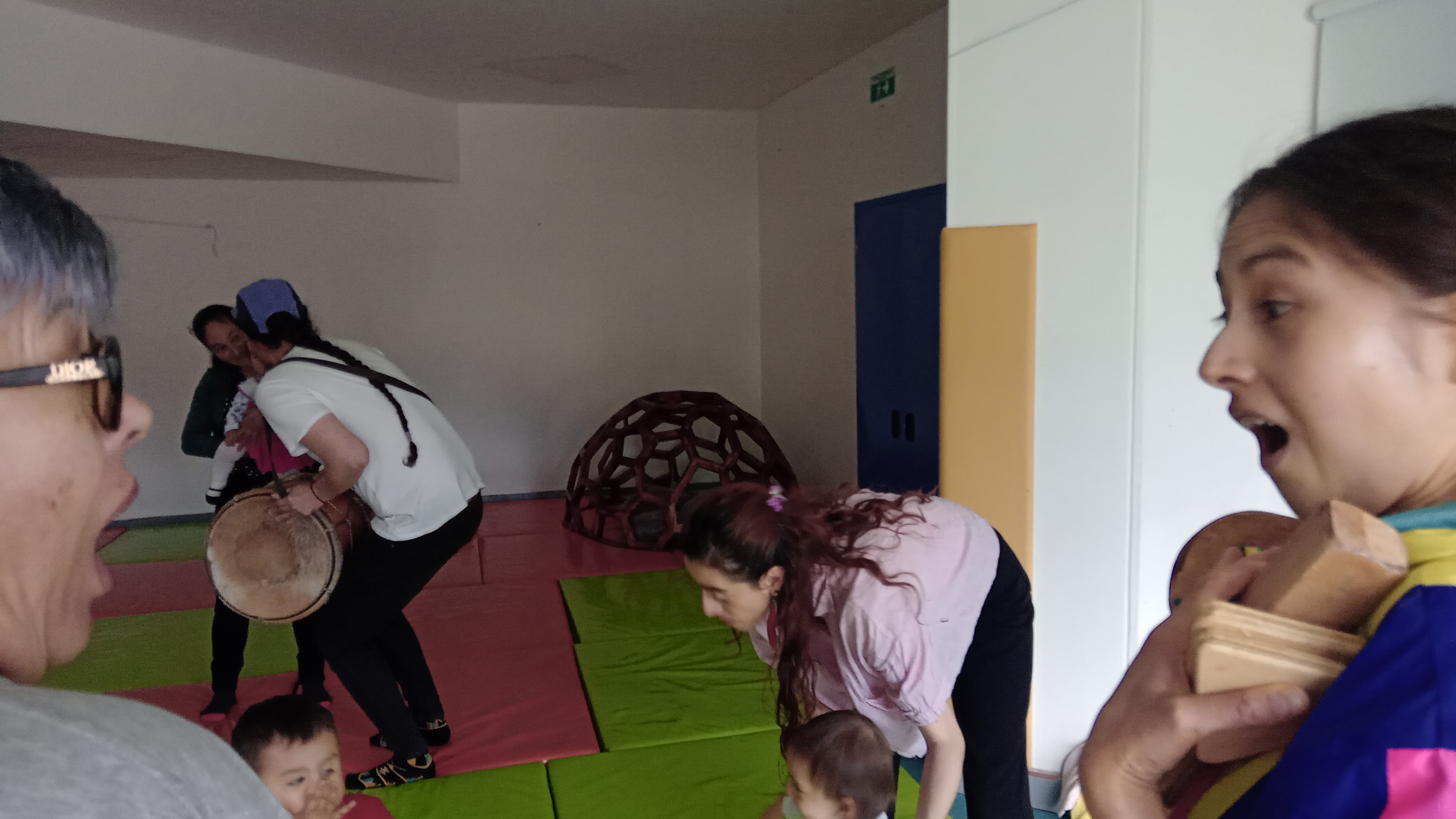 Familias con sus bebés participando de experiencias sensoriales y lúdicas en la biblioteca