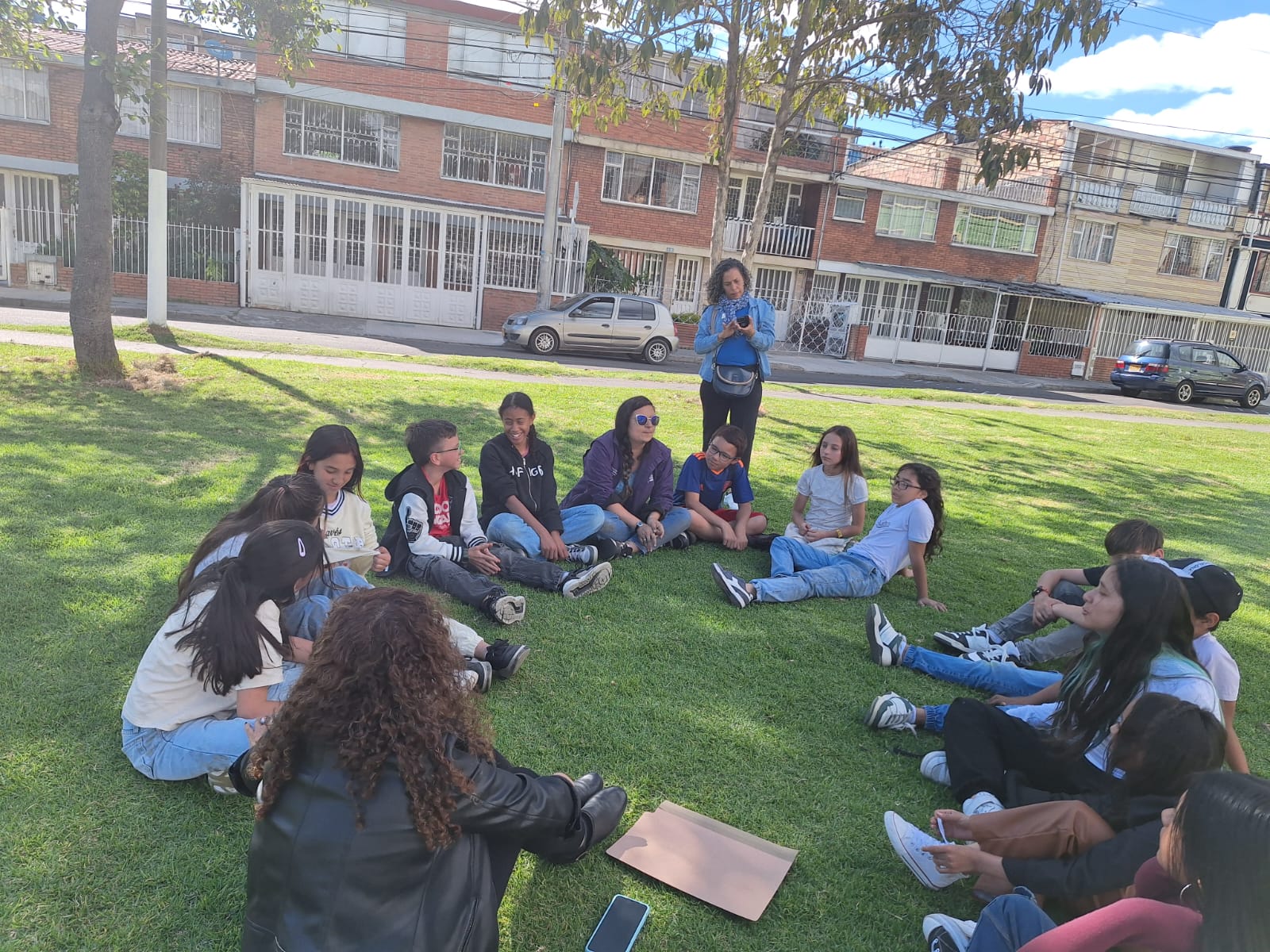 Infancias participando en club de lectura infantil al aire libre 