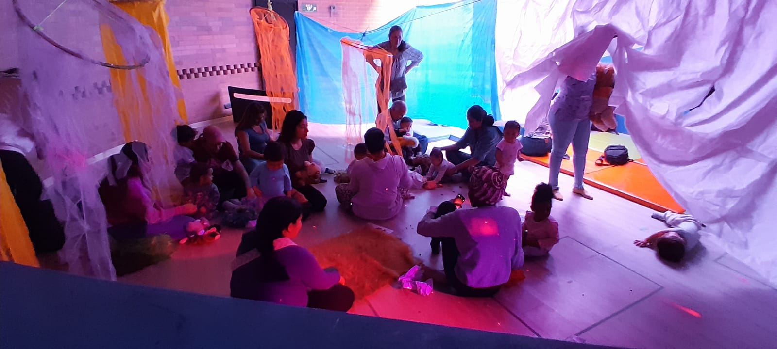 Infancia en sala infantil en la biblioteca participando de experiencias lúdicas