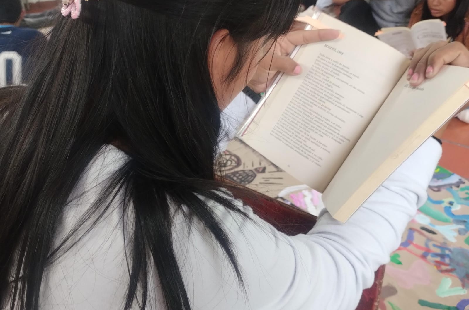 Joven leyendo un libro