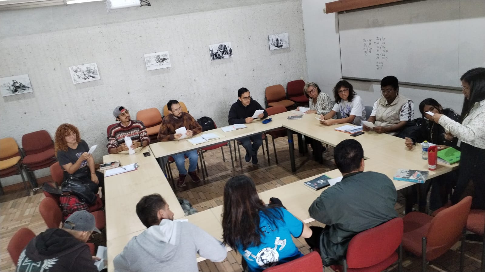 grupo de personas reunidos en un salón dialogando