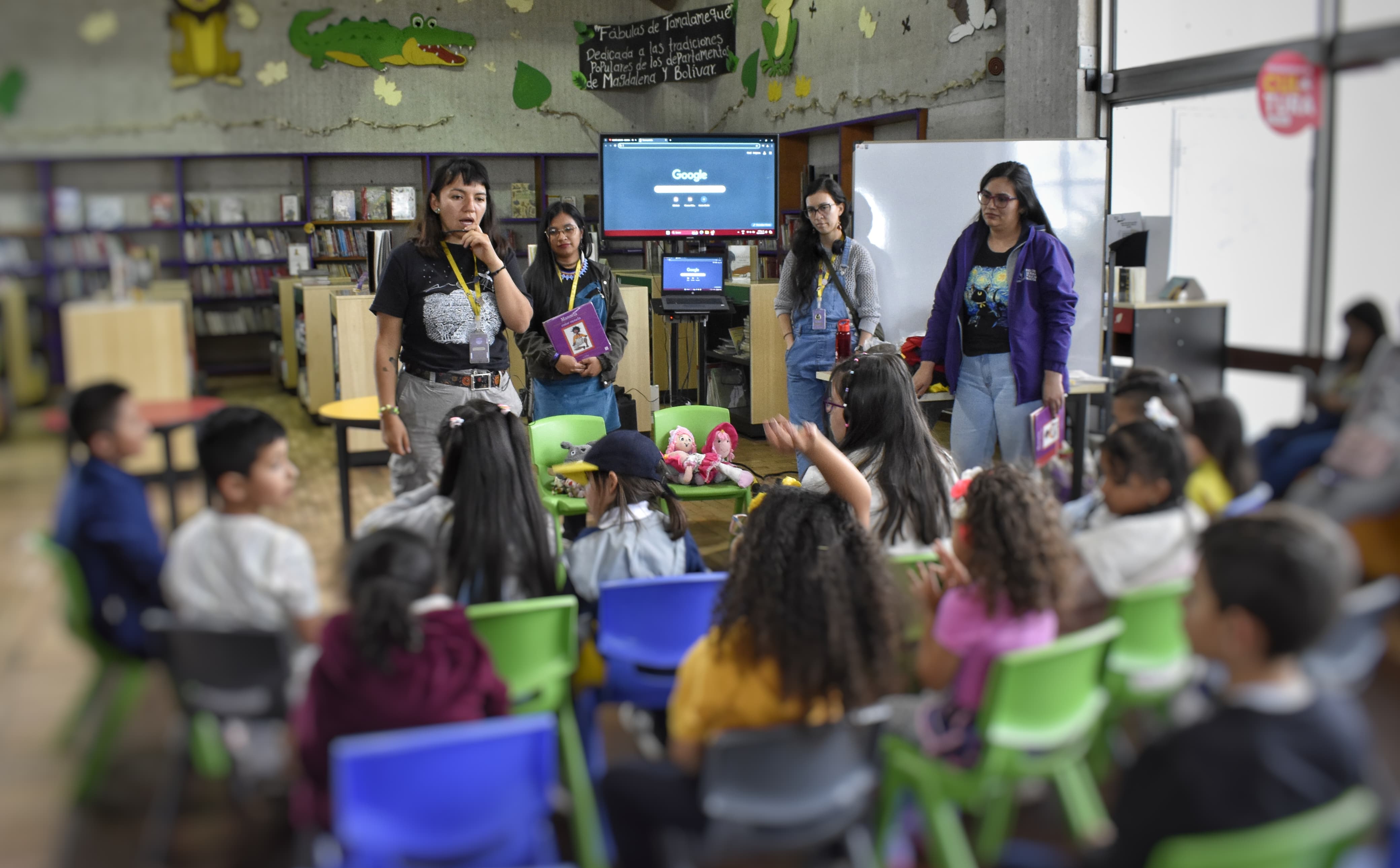 Infancia participando en el club de lectura infantil en la biblioteca