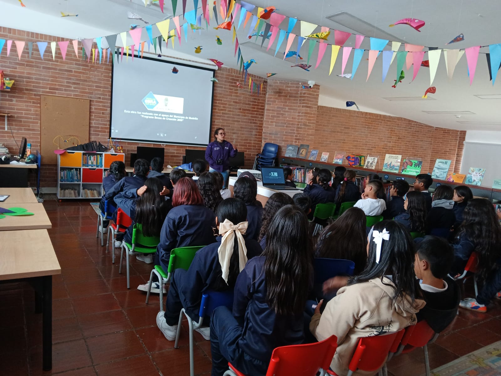 grupo de jóvenes reunidos en un conversatorio