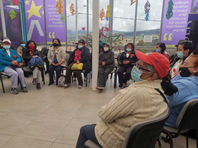 Adultos mayores participando de actividad en la biblioteca