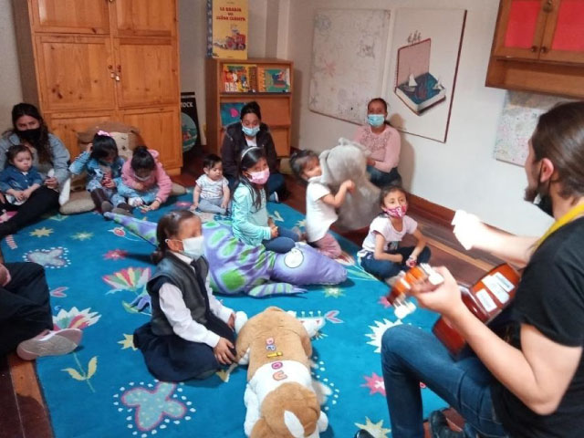 Cuidadores con sus bebés participando de experiencias lúdicas en la biblioteca